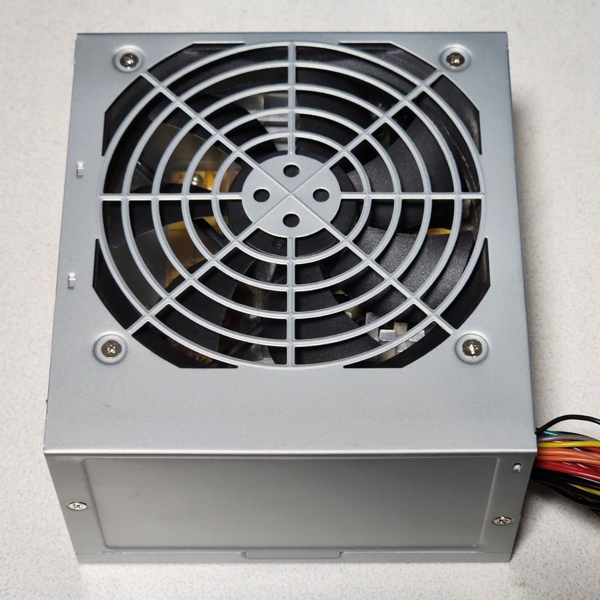 玄人志向 KRPW-L5-600W/80+ 600W 80PLUS STANDARD認証 ATX電源 玄人志向 KRPW-L5-600W/80+ 600W 80PLUS STANDARD認証 ATX電源