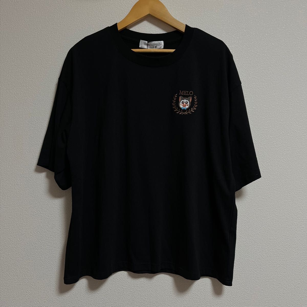 【大きいサイズ】まめきちまめこ メロワンポイント刺繍Tシャツ 半袖 ブラック4L レディース 黒 ニートの日常