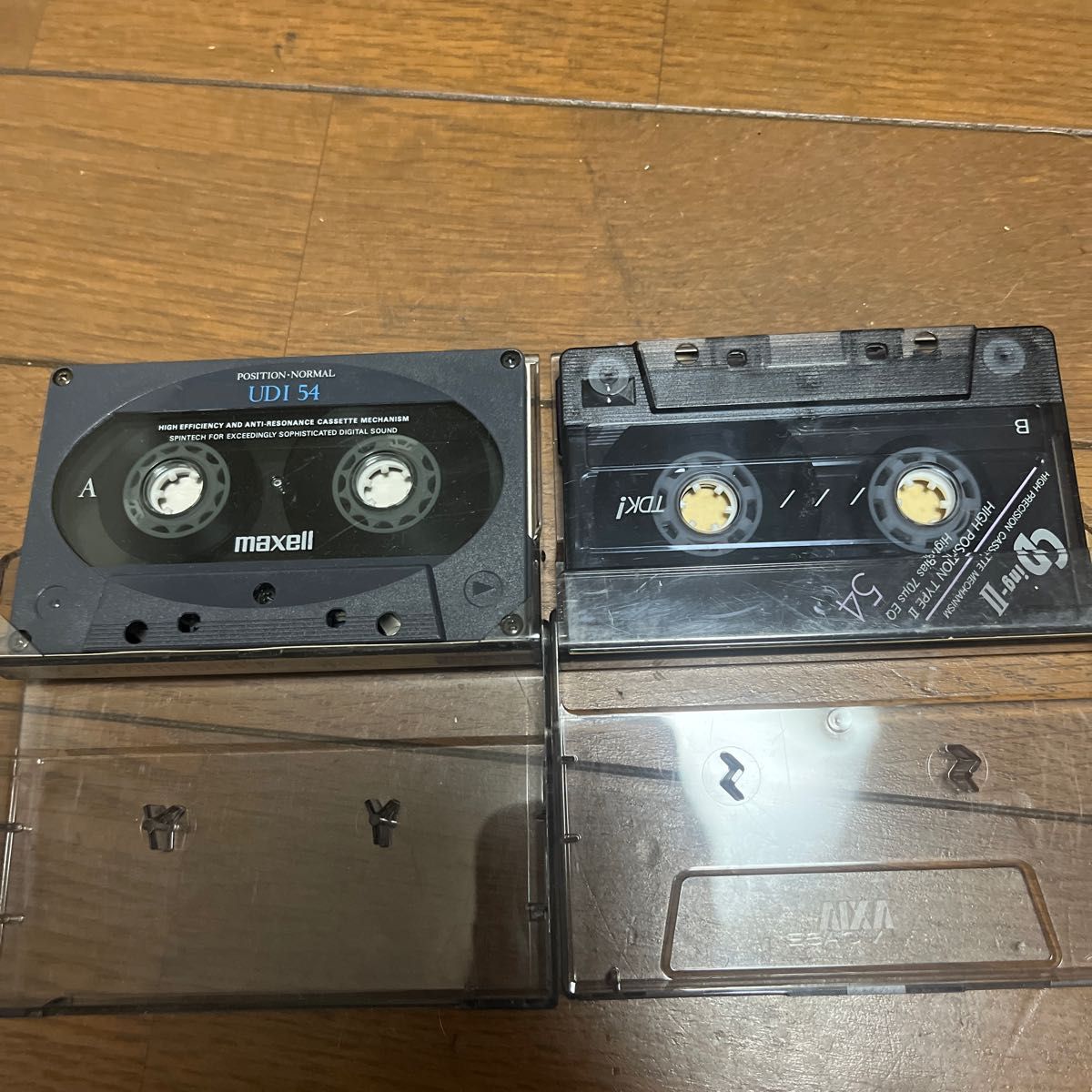 カセットテープ　2個   (maxell、TDK)【使用済】