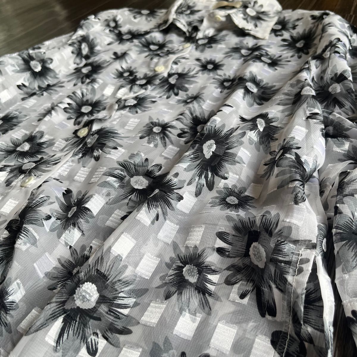 花柄シャツ　綺麗め　上品　ゆったりLサイズ　シアー素材　大柄　透け感　白黒灰色　長袖シャツ　 総柄　お出かけ　ボタンダウン