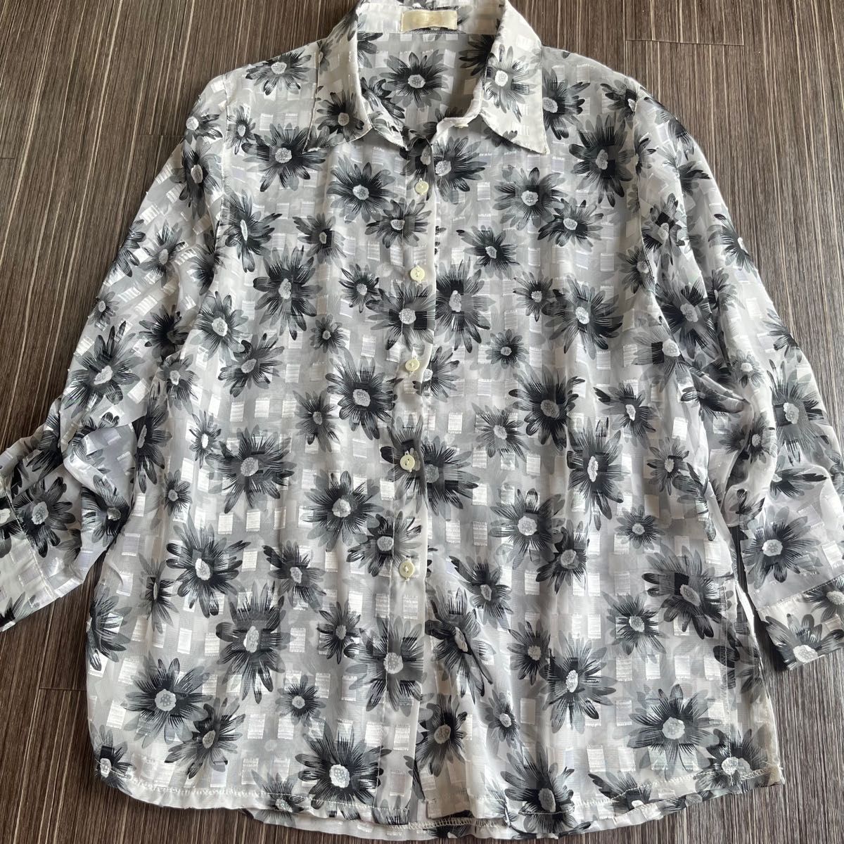 花柄シャツ 綺麗め 上品 ゆったりLサイズ シアー素材 大柄 透け感 白黒灰色 長袖シャツ 総柄 お出かけ ボタンダウン