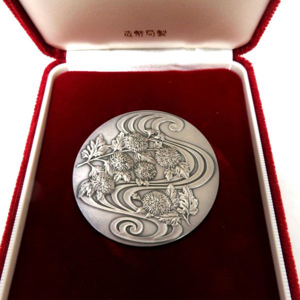 御在位六十年記念貨幣発行記念メダル 造幣局 純銀製 1986年 SV1000 SILVERメダル 124gの画像3
