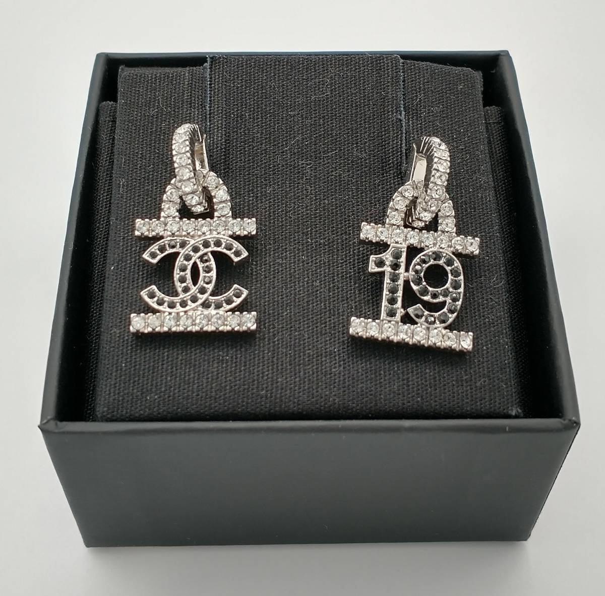 新入荷 CHANEL シャネル 箱有り ストラス メタル シルバー ココマーク