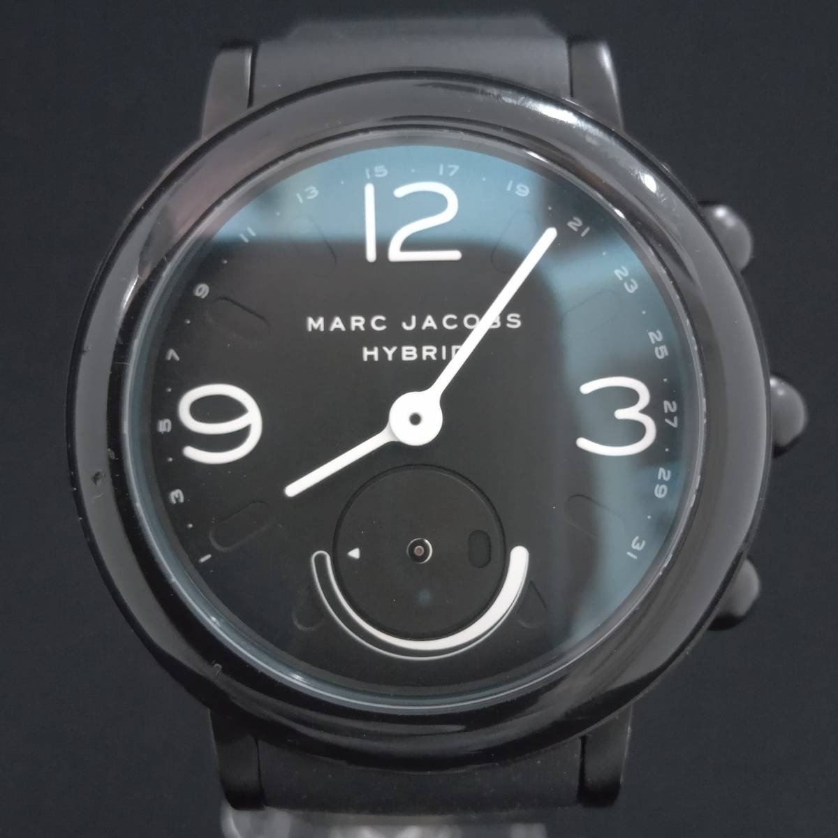 ジャンク 【稼働品】マークジェイコブス MARC JACOBS ハイブリッド 6708A-NDW2A 電池式 クォーツ 黒文字盤 ラバーベルト_画像1