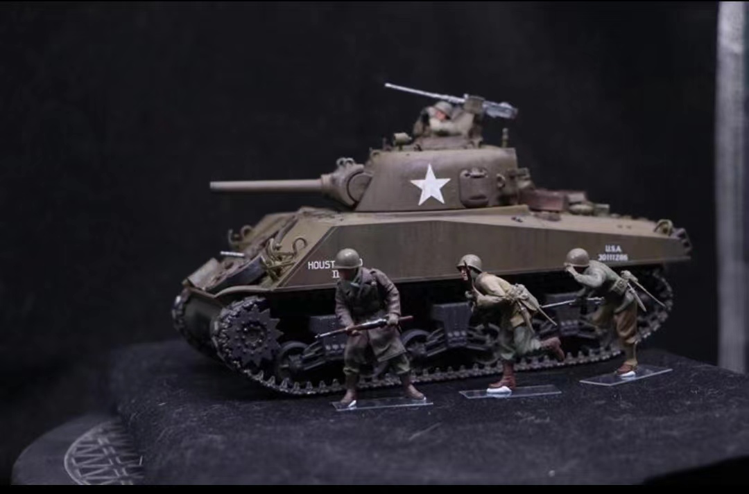 1/35 第二次世界大戦 アメリカ軍 シャーマン戦車 塗装済完成品 人形４体付き