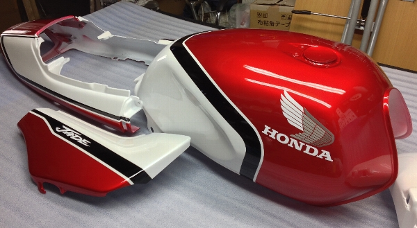 Yahoo!オークション - HONDAジェイド250 外装塗装 CBX1型赤白カラー Yahoo!オークション - HONDAジェイド250 外装塗装 CBX1型赤白カラー