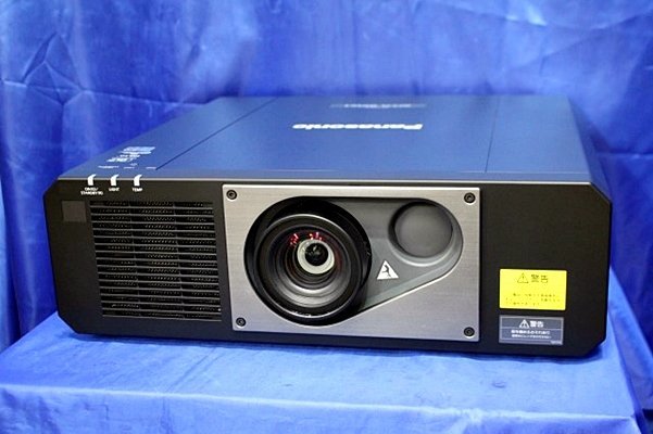 ◆光源使用時間48477ｈ◆Panasonic 1チップDLPプロジェクター PT-RZ575J / VGA・HDMIケーブル付 45645Y_画像2