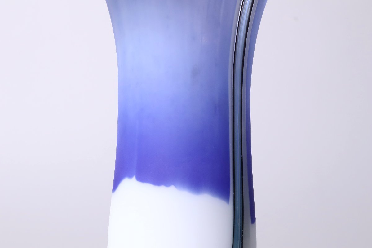 Hisao作 硝子細工 青と白のコントラストが素敵なフラワーベース / ガラス細工 花瓶 飾り花入の画像4