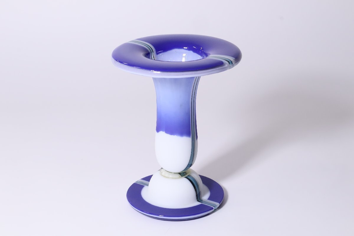Hisao作 硝子細工 青と白のコントラストが素敵なフラワーベース / ガラス細工 花瓶 飾り花入