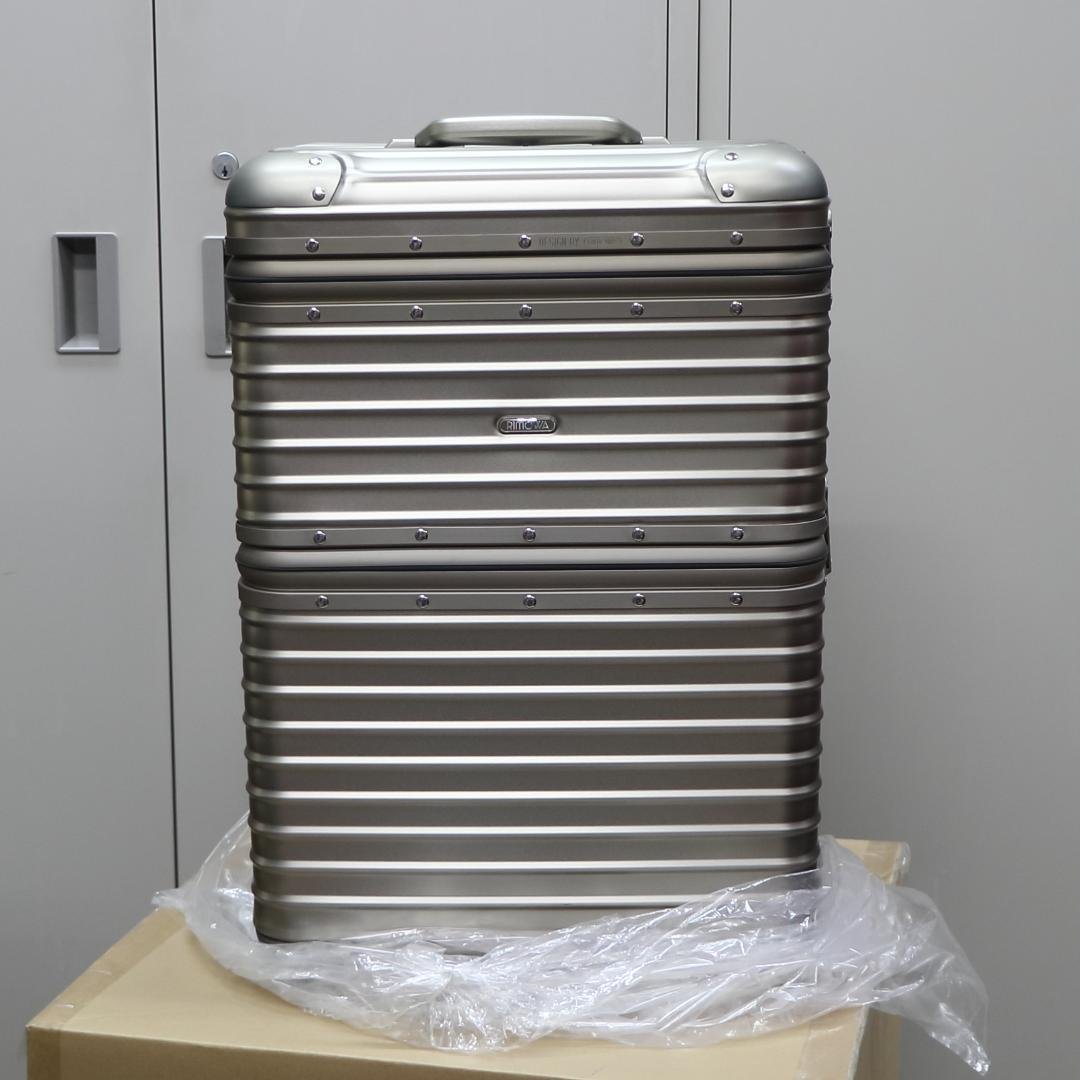 1円スタート送料無料！RIMOWA TOPAS TITANIUM　リモワ　トパーズチタニウム　ワインケース　収納　素材アルミニウム 　送料無料_室内、蛍光灯の明かり撮影