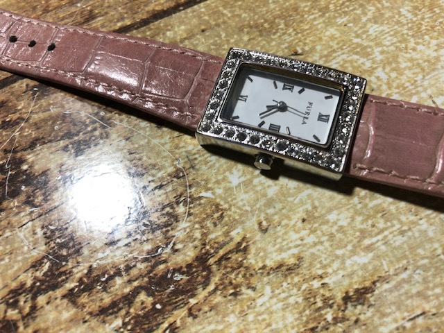 未使用近い美品 FURLA フルラ ストーンベゼル シルバー×白文字盤 純正革ベルト 薄ピンク クオーツ レディース 腕時計_画像2