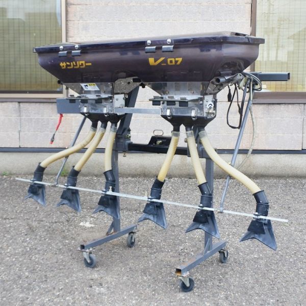 【山形】 ジョーニシ サンソワー V-07 トラクター 散布機 6口 肥料散布 パーツ 肥料 リモコン無し 堆肥 石灰 リア 倉庫内保管 東北 中古_画像1