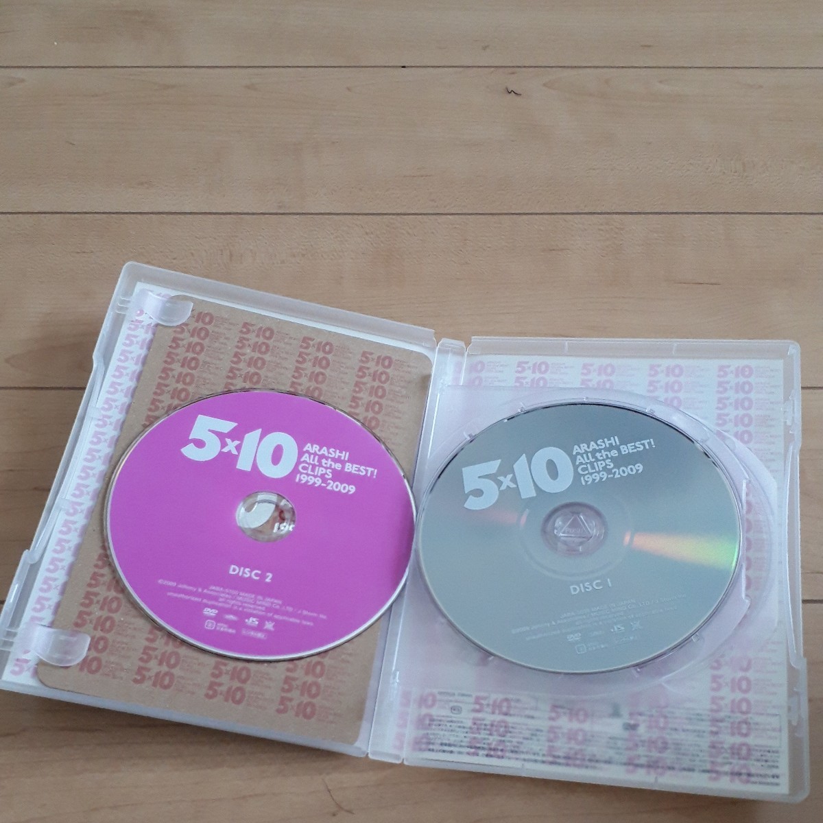 DVD2枚組 嵐 ARASHI 5×10 All the BEST! CLIPS 1999-2009 ベスト盤 クリップ集 A-RA-SHI 32曲 236分収録_画像3