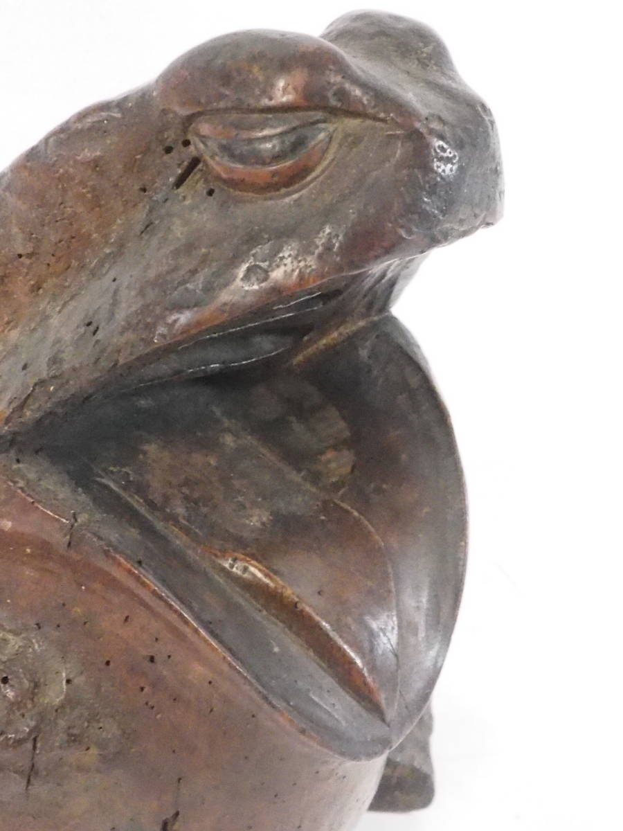 江戸期 木彫り蛙置物 縁起物 幅19cm 奥行き16cm 高さ24cm 経年によってあらわれた味わいのある木肌は、深みを増し重厚感のある逸品！ZZZ507_画像6