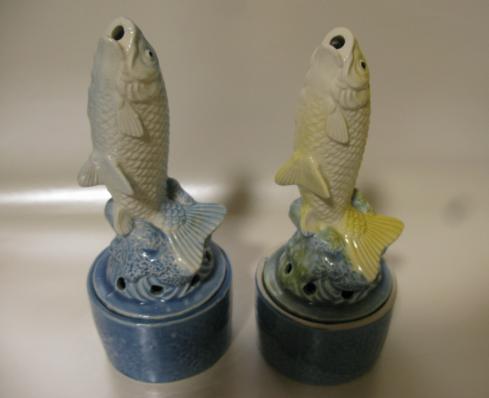 1 set limit!! [.. thing!! ] [ rare!! rare article!! presently obtaining impossible!!] [ Showa Retro!!] ceramics made common carp. ... colored carp throwing included filter blue yellow 