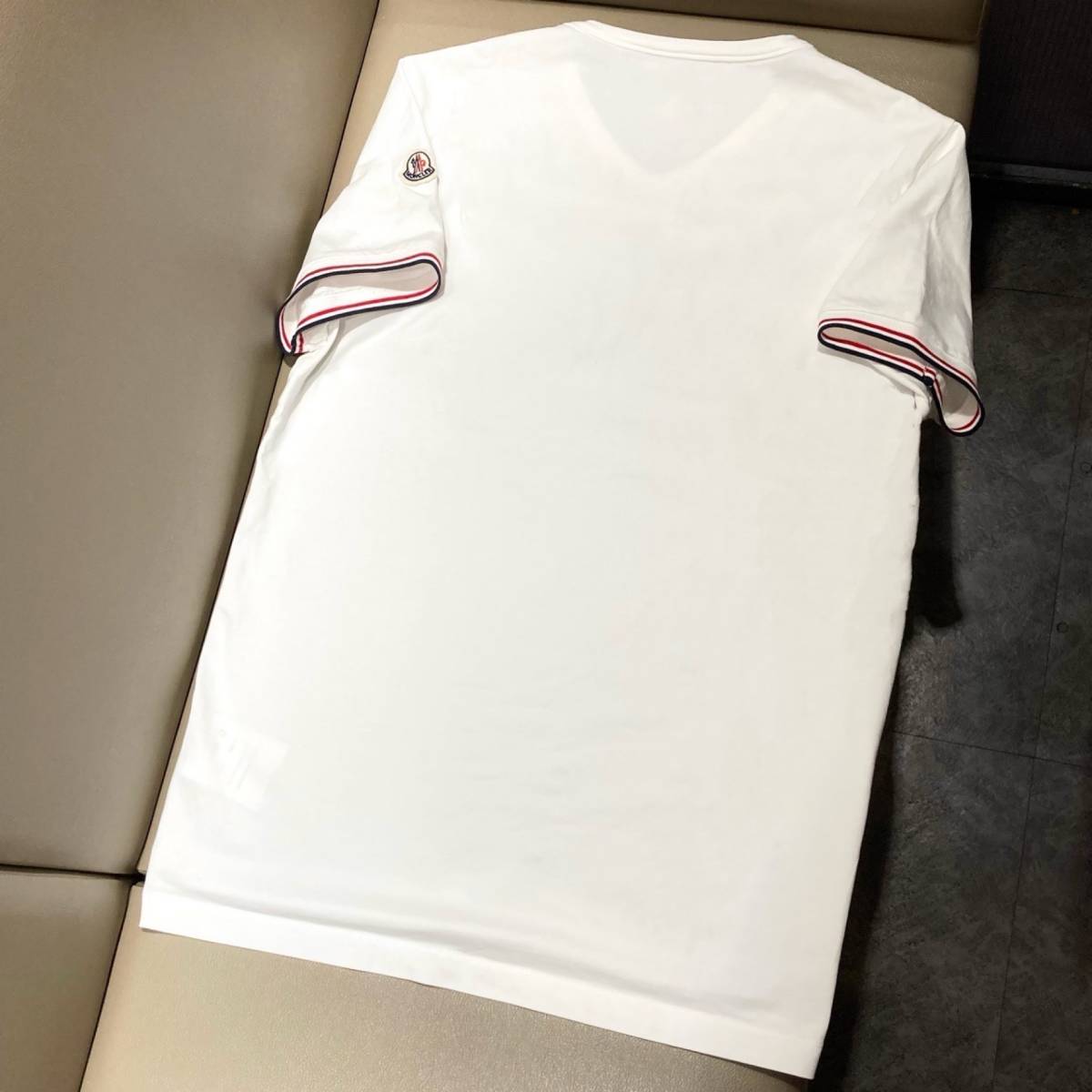 極美品！◎送料込【モンクレール ロゴ】Vネック Tシャツ【近年モデル・しっかり生地】白色【ストレッチ◎】 ポロシャツ ジャケット メンズ _画像5