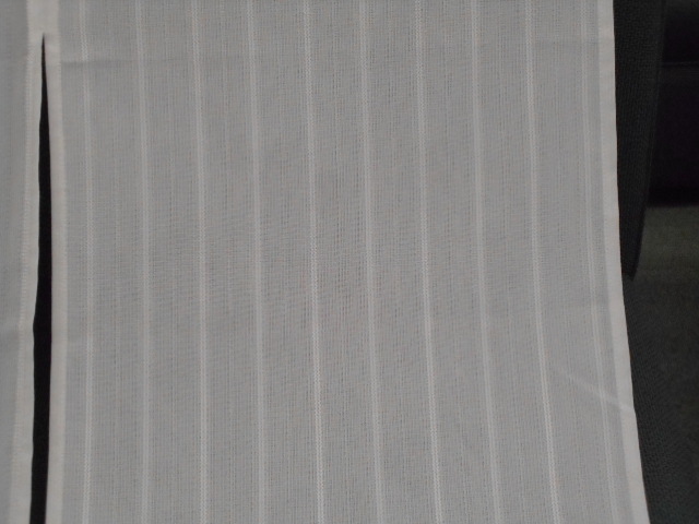 畳屋さん ☆縫製工場のハンドメイド☆　レースノレン　 150㎝丈　～ シンプルライン A～_中央の赤布で透け感を確認して下さい。