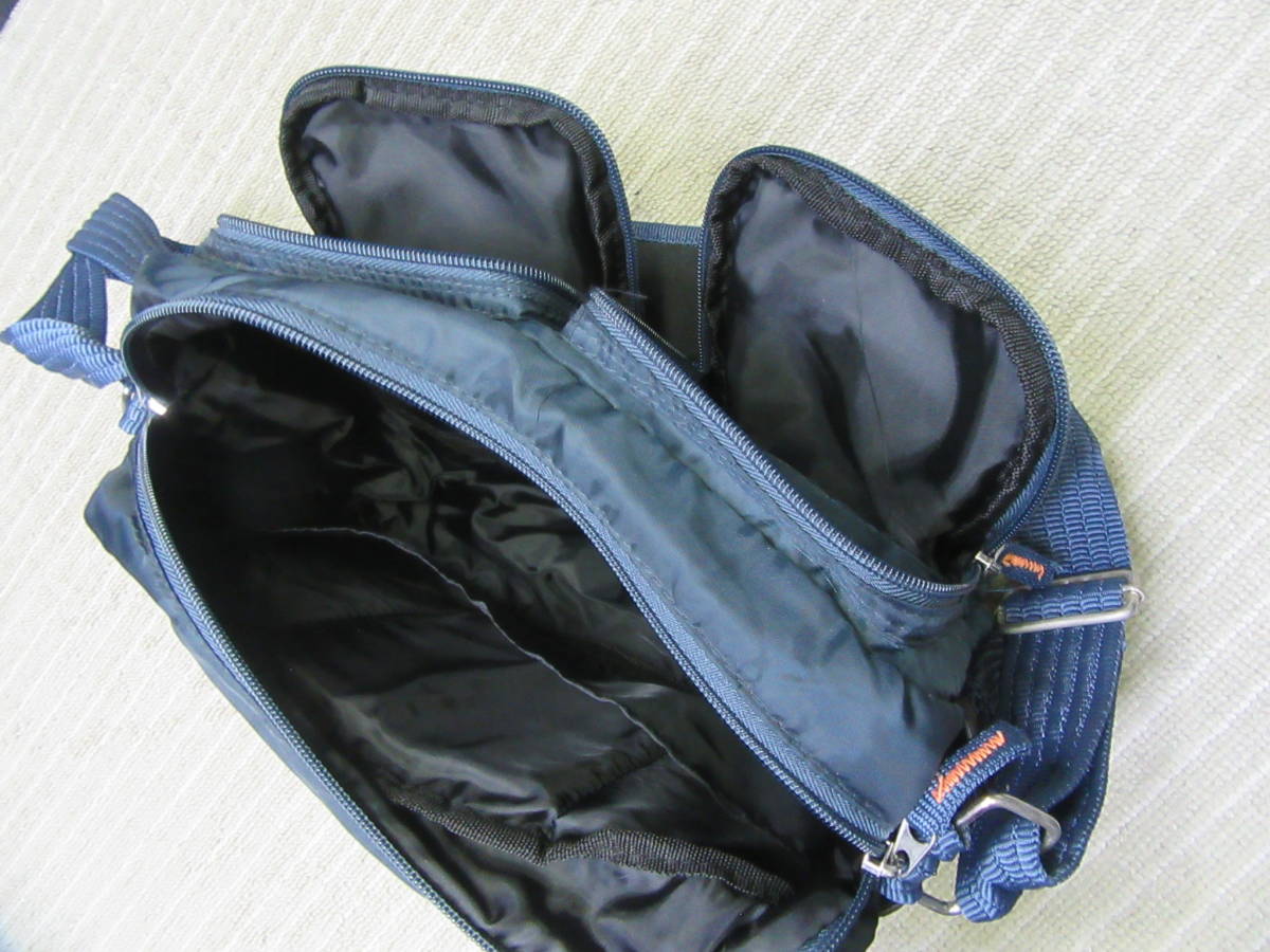  shoulder .. back quilting style navy blue color cloth. light small of the back belt belt . long therefore shoulder .. back as .