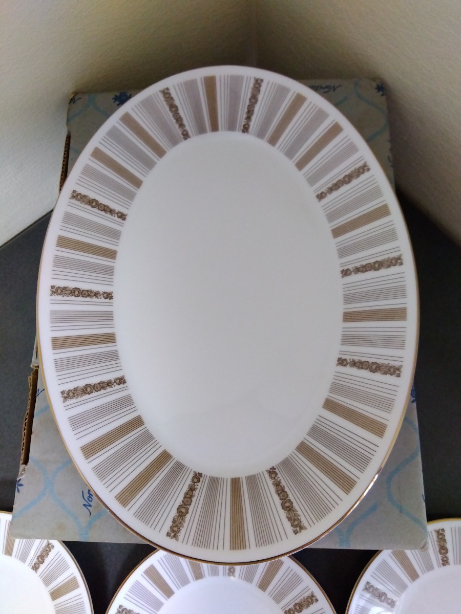 昭和レトロ食器、31cmの楕円皿と16cmのパン皿5枚セット、ノリタケホームセット“ロマネスク”頒布会日本陶器、ゴールド・花柄が艶やかです_画像3