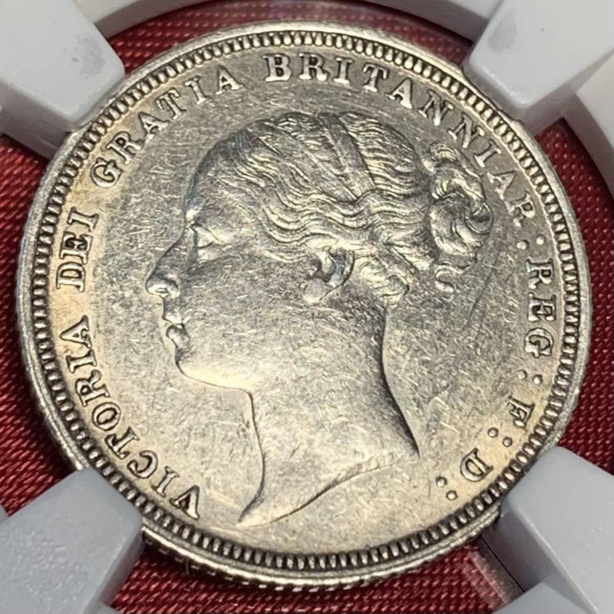 幻の幸運コイン1885 イギリス 銀貨 6ペンス ヴィクトリア ヤングヘッド NGC AU53 アンティークコインの画像1
