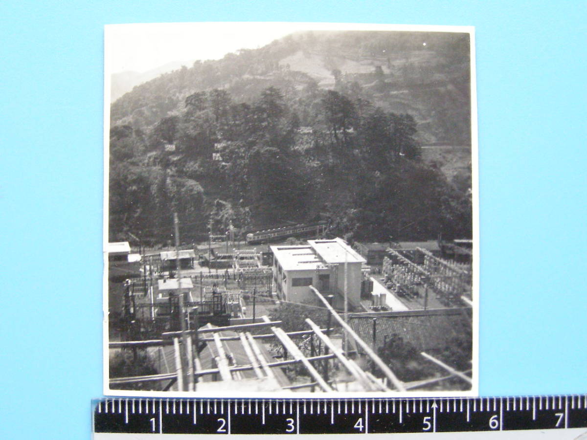 (J50)774 写真 古写真 電車 鉄道 鉄道写真 静岡 熱海 熱海駅付近 伊東線を望む 昭和33年10月12日 はがれた跡が薄くなっています_画像1