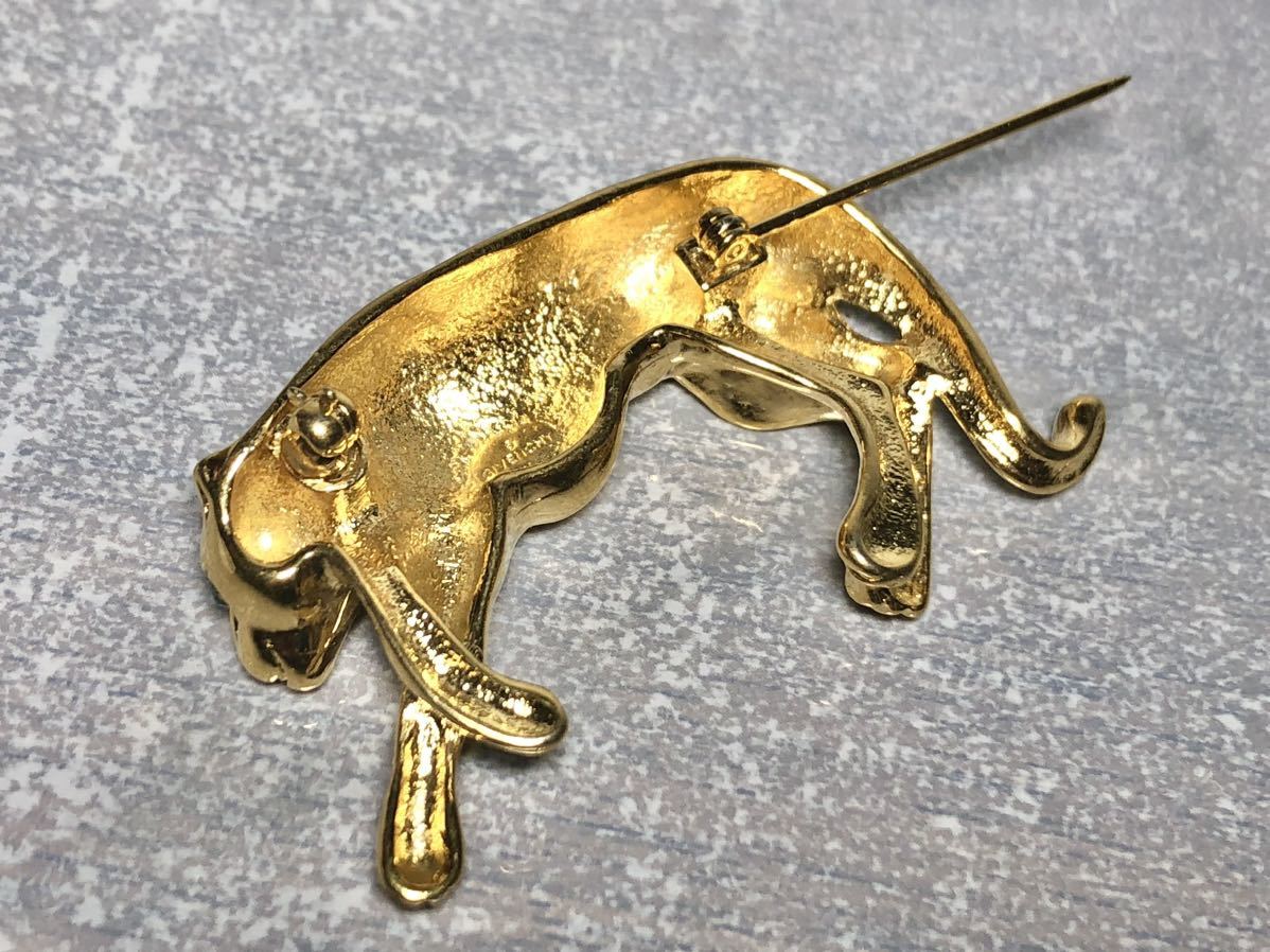 GIVENCHYji van si. brooch Gold cat .