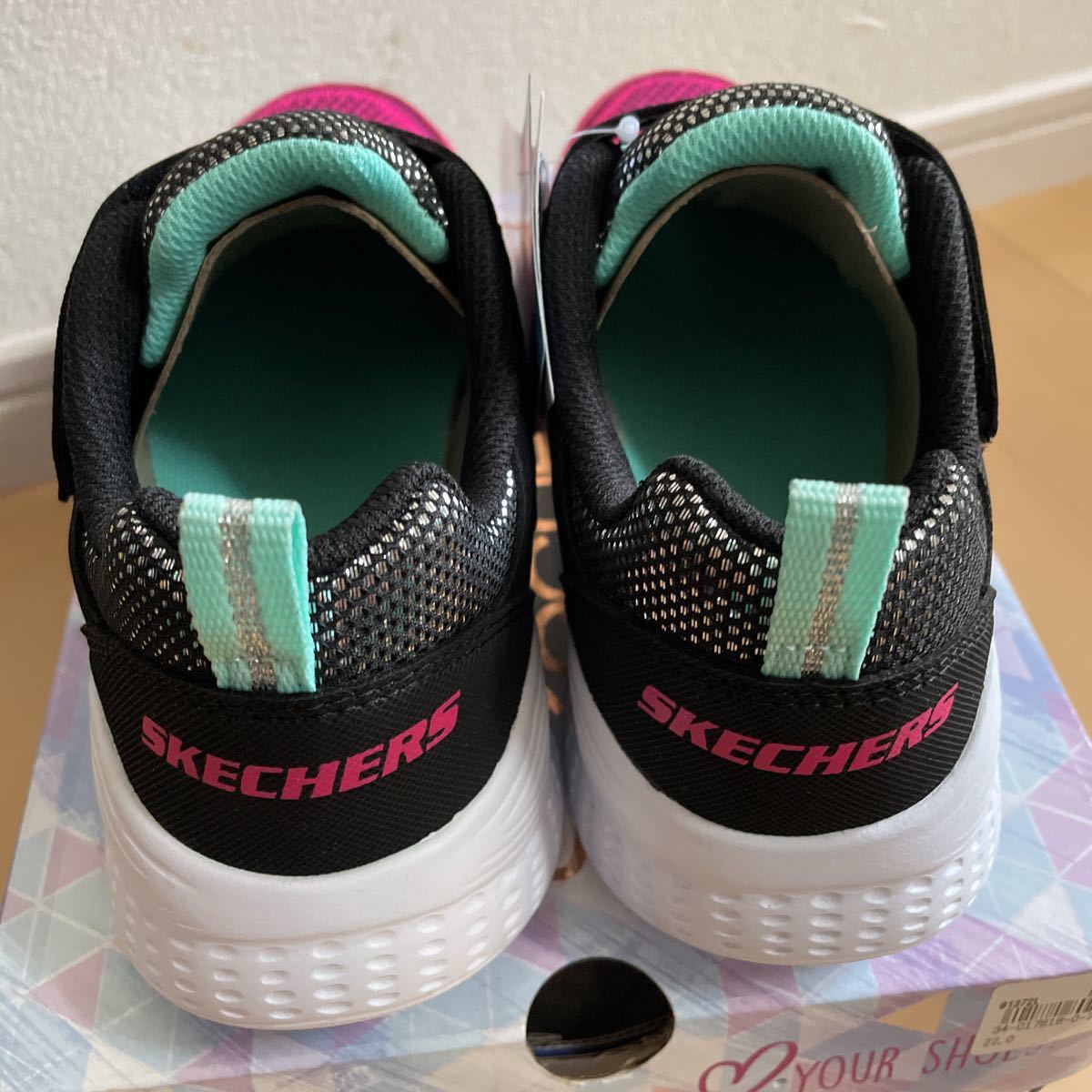 送料無料　匿名　新品　スケッチャーズ　Skechers スニーカー　22cm 運動靴　ピンク×水色×黒キラキラ　送料込み