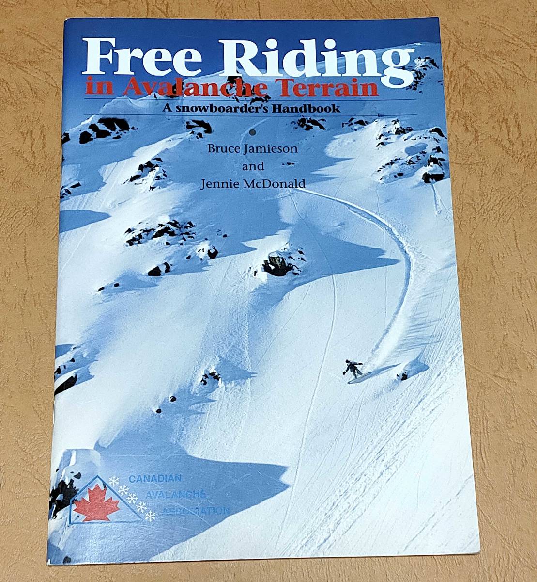 稀少 日本語版 Free riding in avalanche Terrain A Snowboarder's Handbook ■ 日本雪崩ネットワーク バックカントリー 雪崩 ビーコン_画像1