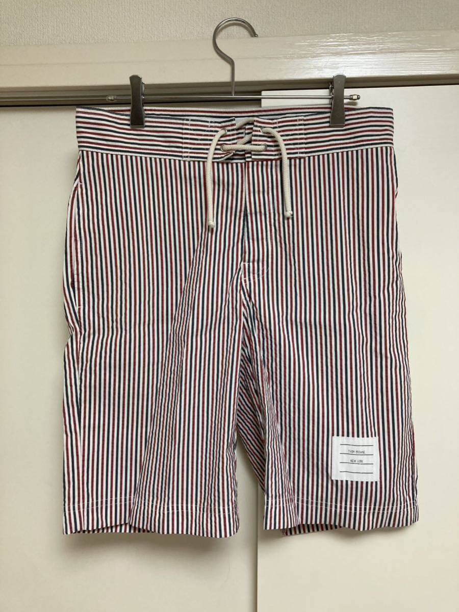 未使用 THOM BROWNE. メンズ スイムウェア size0 イタリア製 ナイロン100% トムブラウン ハーフパンツ ショートパンツ ストライプ 水着_画像1