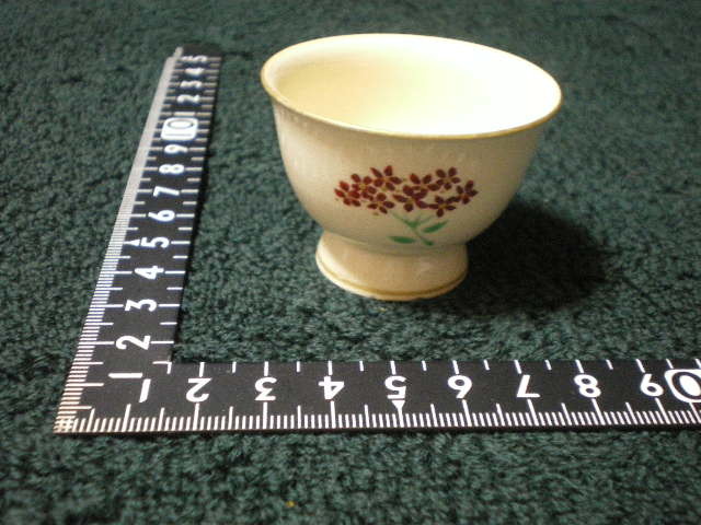 珍品フリマ] 陶器　取っ手付き　杯　ぐい飲み　おちょこ　口径：5.2ｃｍ　高さ：3.8ｃｍ[送料無料]_色は白でなく、薄いカーキ色です