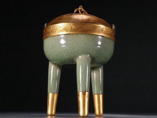 人気ブランドの新作龍泉窯【瓏】陶磁器青釉包金三足鼎爐蔵出中国古美術