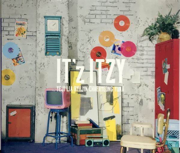 「K-POP ITZY IT’z ITZY (初回限定盤A) CD１枚組 全１２曲収録」外箱付き オリジナルトレーディングカード.IDカード無し_画像7