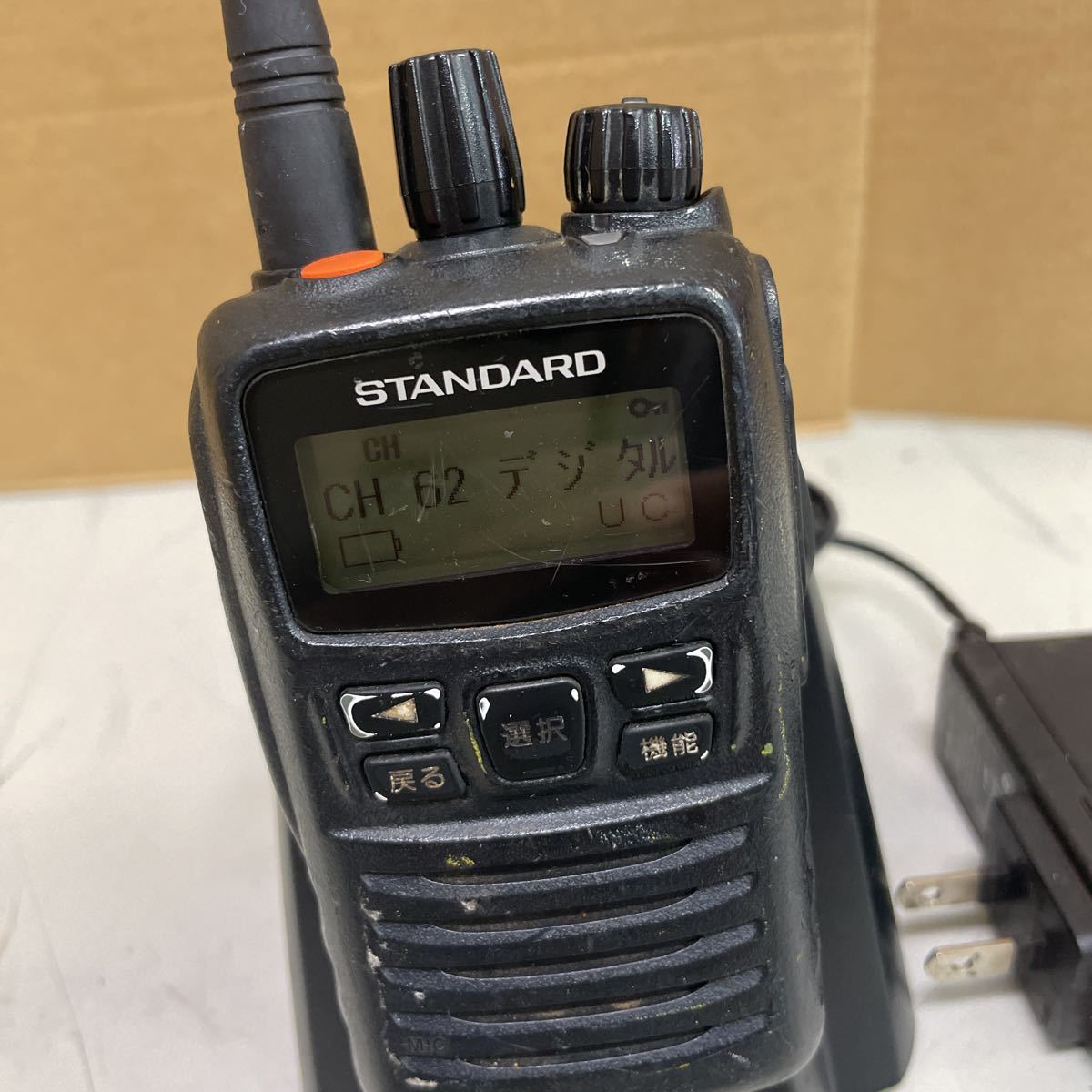 N173/ STANDARD / スタンダード VXD450U デジタル簡易無線機 （充電器 、バテッリー付きMCD-31/MPA-39A MOTOROLA）の画像3