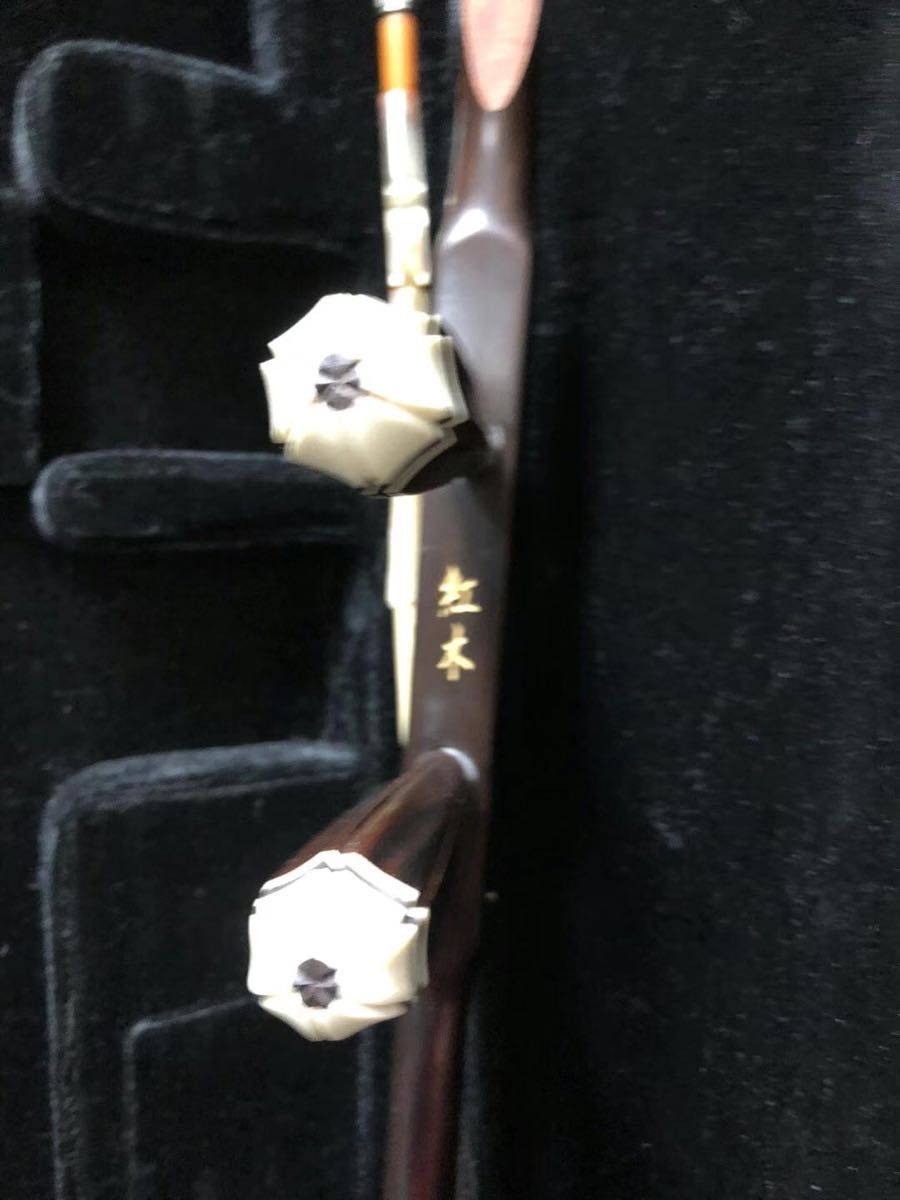 名師堂　紅木製　皮は最高級部位のニシキヘビ皮二胡琴桿の上部は彎月型、龍型は欠品です。