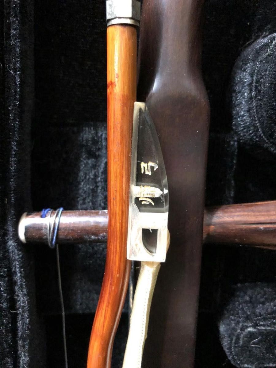 名師堂　紅木製　皮は最高級部位のニシキヘビ皮二胡琴桿の上部は彎月型、龍型は欠品です。