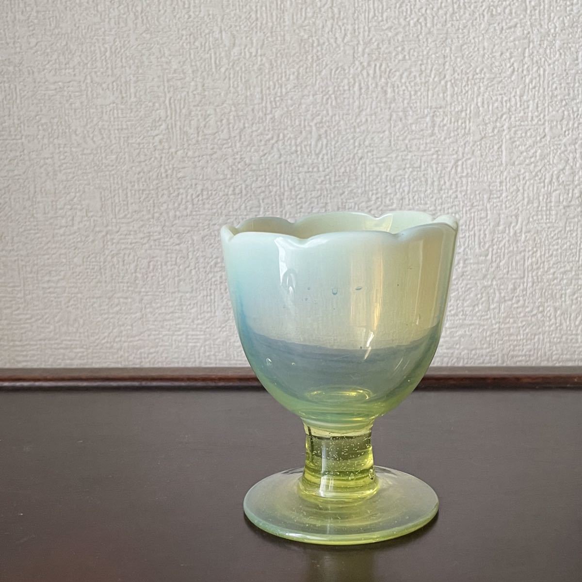 乳白ぼかしなつめ型輪花縁氷コップ *ウランガラス *大正〜昭和初期-