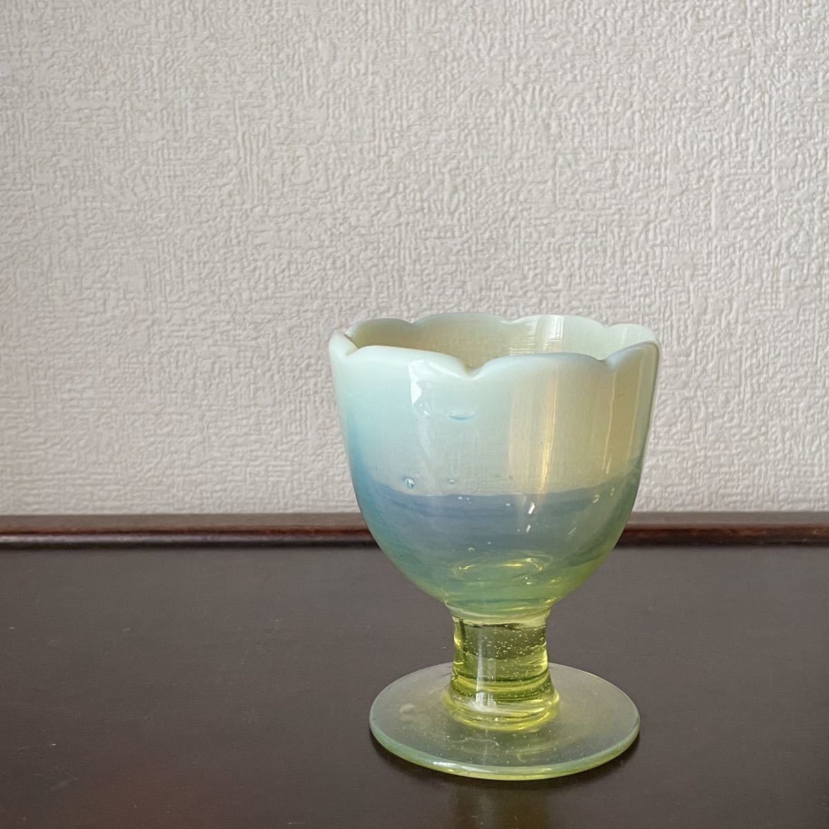 乳白ぼかしなつめ型輪花縁氷コップ *ウランガラス *大正〜昭和初期-