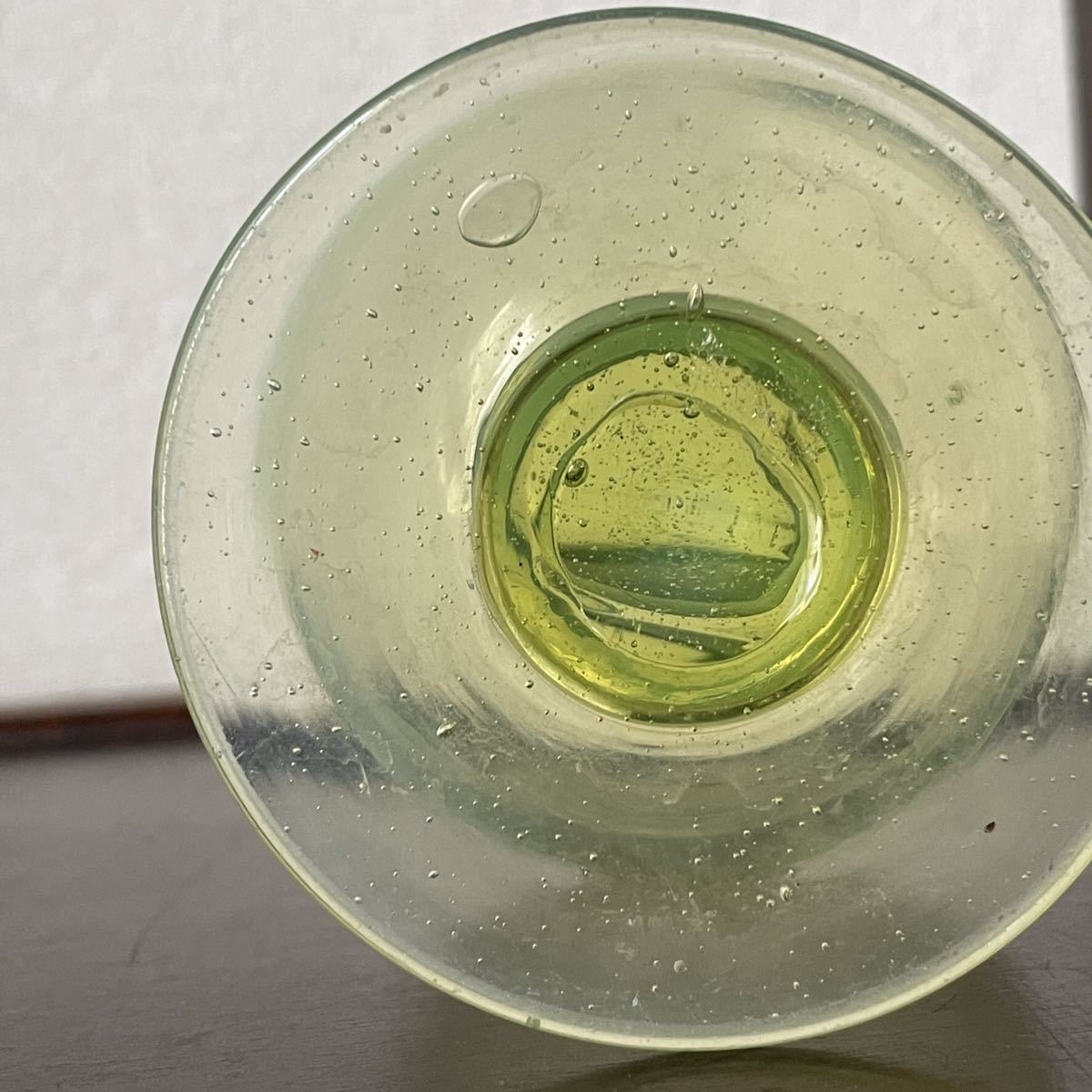 乳白ぼかしなつめ型輪花縁氷コップ *ウランガラス *大正〜昭和初期-