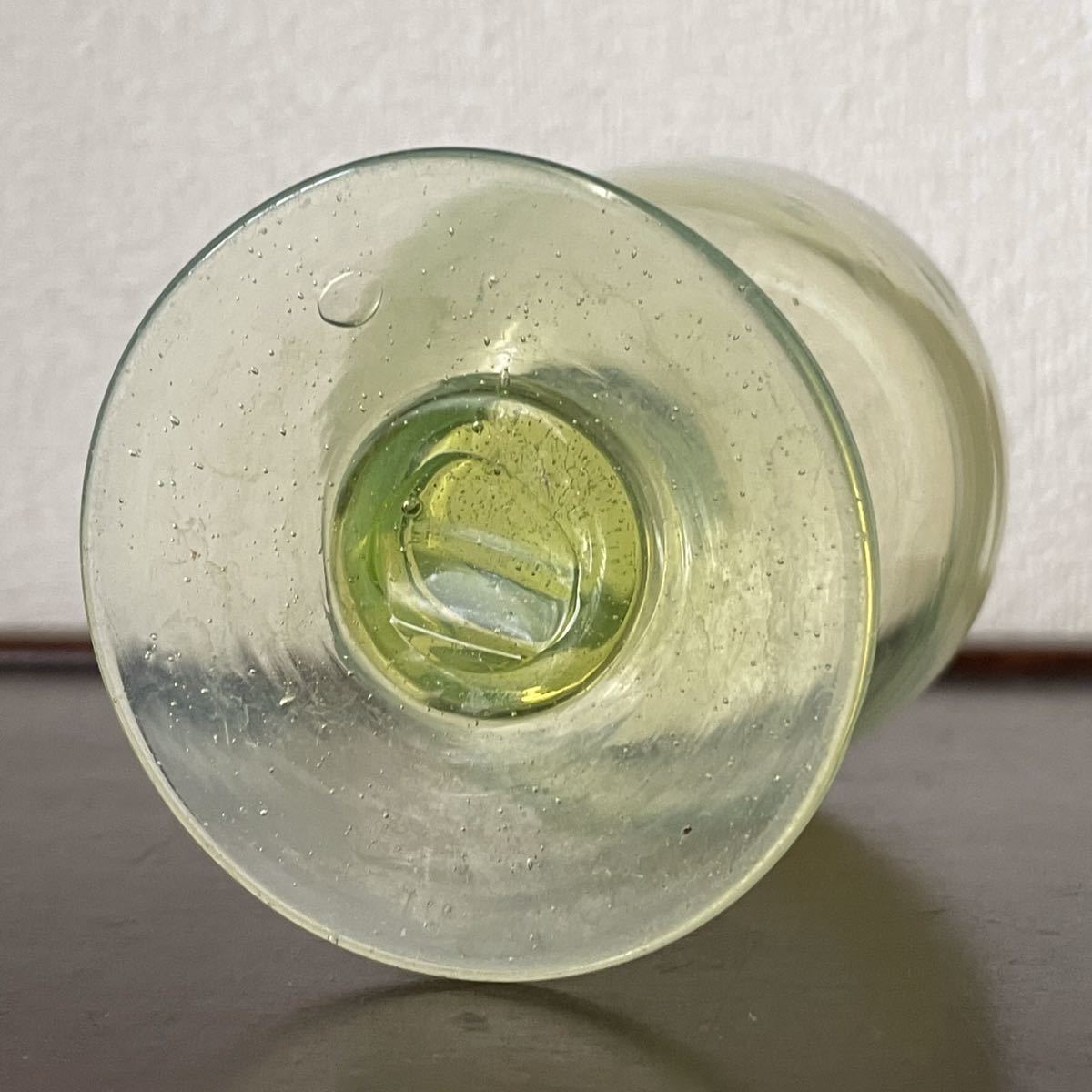 乳白ぼかしなつめ型輪花縁氷コップ *ウランガラス *大正〜昭和初期-