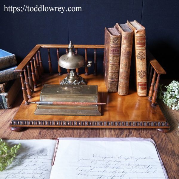 金褐色の絹の木の小家具】イギリス アンティーク デスクトップ ラック