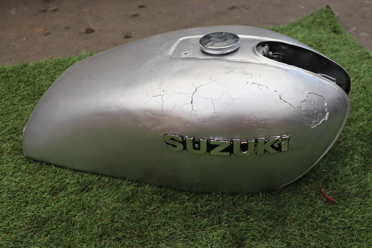 SUZUKI 部品処分 GS400 タンク 銀色 検 GS400 Gs550 GS750 GT250 GT380