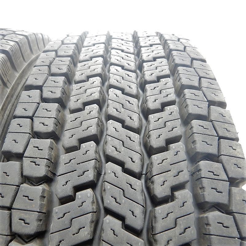 中古タイヤ 245/80R17.5 133/131J YOKOHAMA ZEN902ZE スタッドレスタイヤ 2本セット 4トン 中古 17.5インチ_画像3