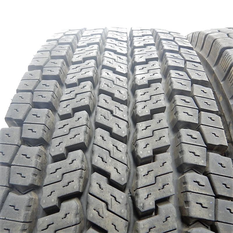 中古タイヤ 245/80R17.5 133/131J YOKOHAMA ZEN902ZE スタッドレスタイヤ 2本セット 4トン 中古 17.5インチ_画像2