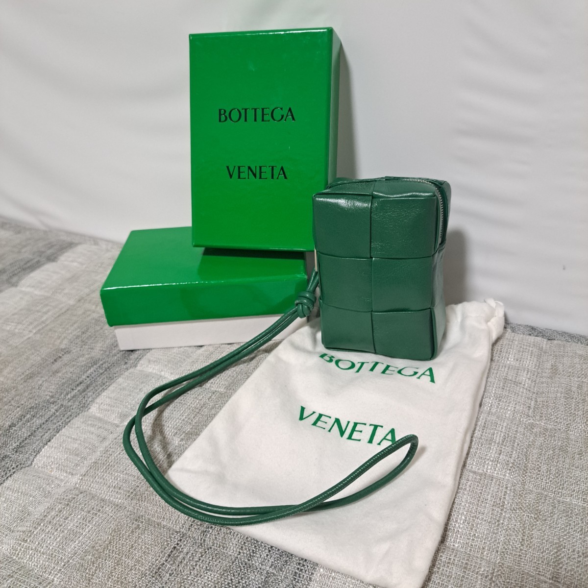 美品　ボッテガヴェネタ BOTTEGA VENETA ショルダーバッグ カセット レザー グリーン　緑　 マキシイントレチャート 美品 バッグ　保存袋