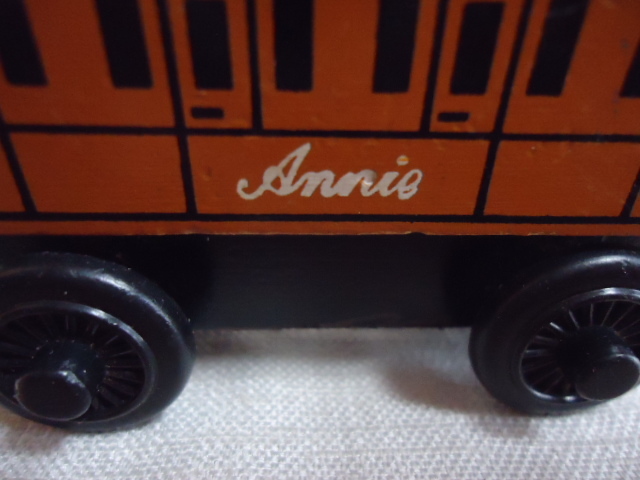 即決　ＵＳ　1999年製　きかんしゃ　トーマス　ANNIE　アニー　客車　木製　ミニカー　8.5センチ　ALLCROF社製_画像6