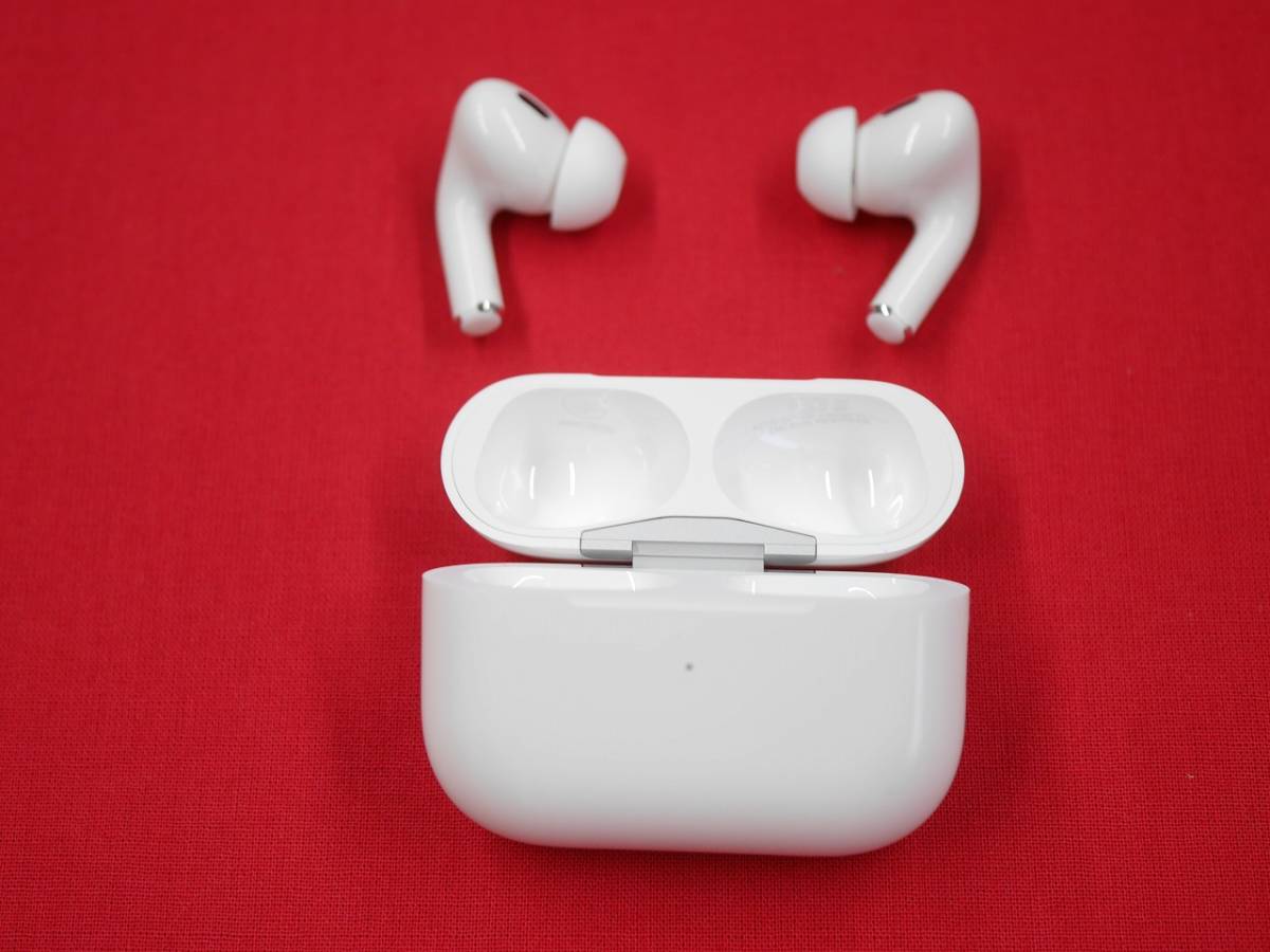 最適な価格 AirPods Apple 極美品 pro MQD83J/A 第2世代 イヤフォン