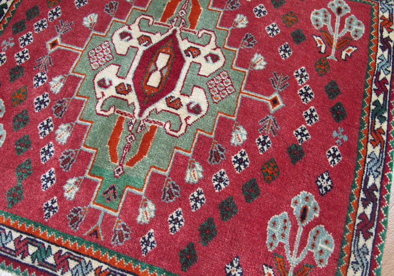 ギャッベ イラン産ギャベ（カシュガイ） 座布団サイズ 62×68cm 天然ウール100％ 手織り （品番：ZP-972）_画像2