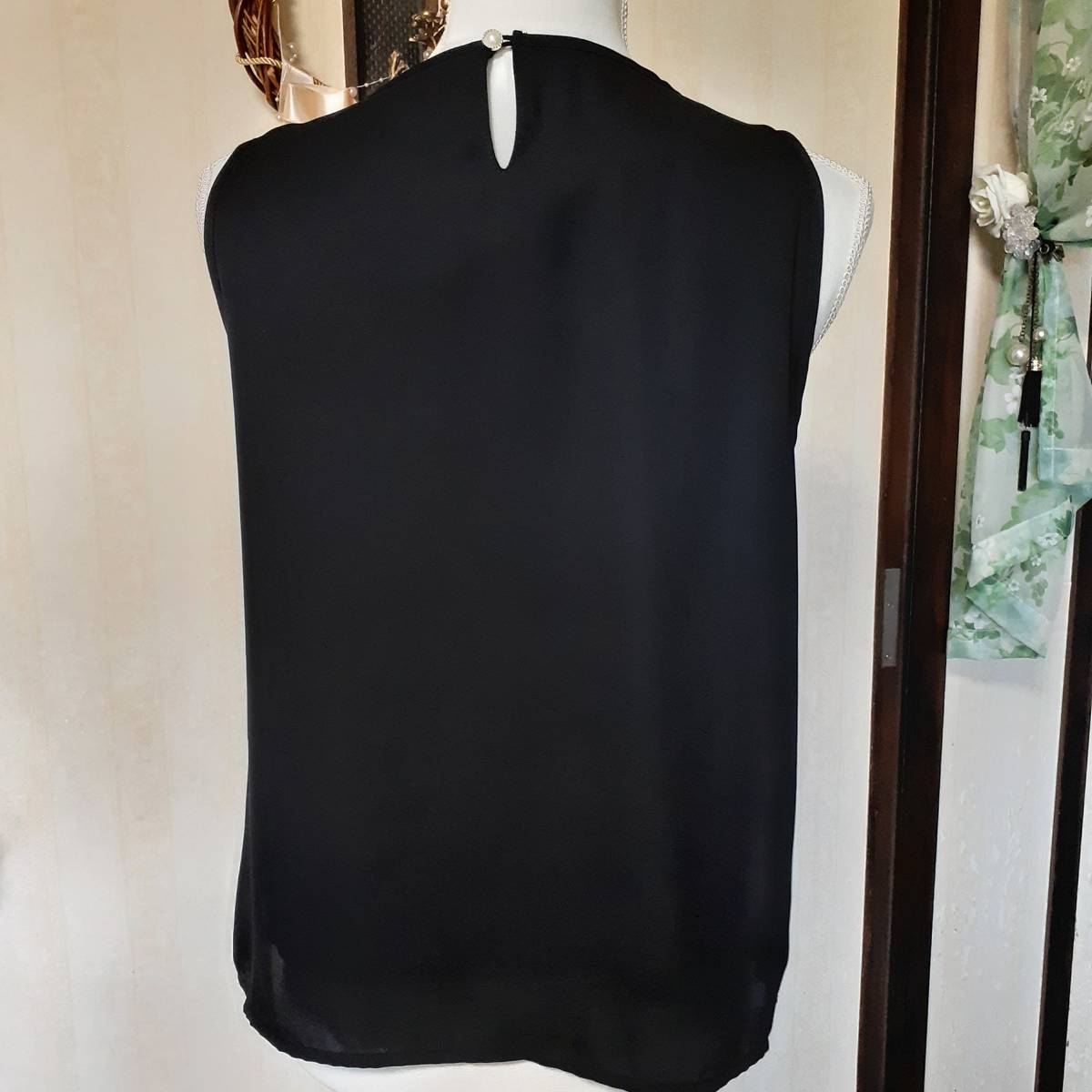  new goods tag none black no sleeve formal blouse necklace removed possibility fake pearl attaching tei Lee also!