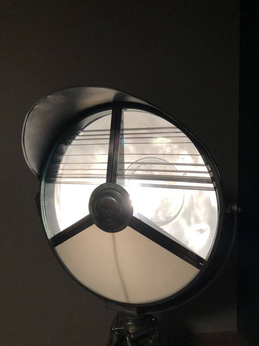 roiz antique sLloyd\'s Antiques Vintage sinema light stand light lighting in dust real objet d'art interior 