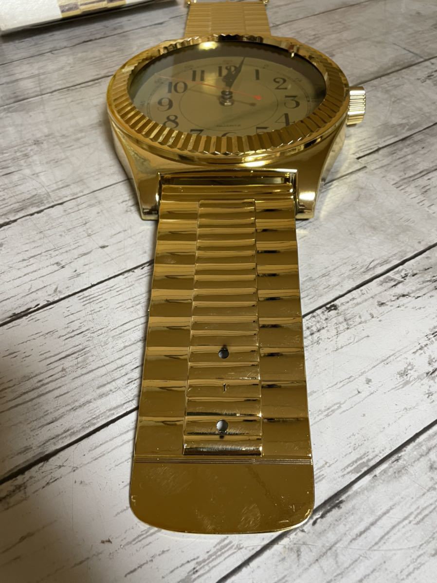 23A07-116N:ビッグ　腕時計型　壁かけ時計　ゴールド　クオーツ　金　レトロ　昭和　22×4×67　インテリア_画像6